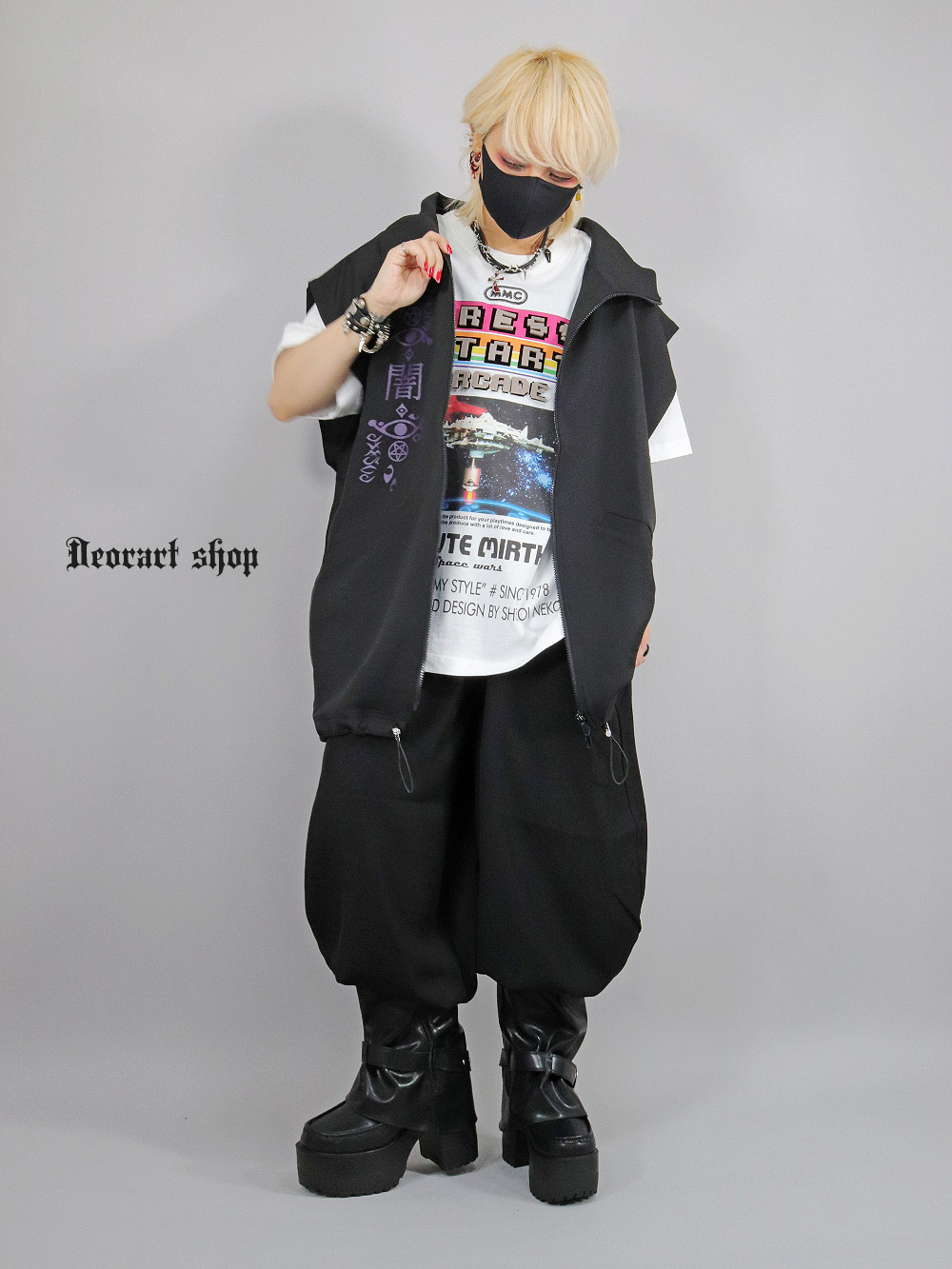 Deorart,ディオラート,地雷系ジャージ,ハイネック,ベスト,ノースリーブ,重ね着,サイバー,サイバーパンク,妖怪,和装,ホラー,着物,振袖,闇,漢字,原宿系,ジ,V系,emo,punk,rock,harajyuku,メンズ,レディース,オーバーサイズ,大きいサイズ,ゴシック,モード,ファッション,服,通販